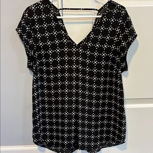 DR2 Black and White Fitted Short Sleeve Blouse